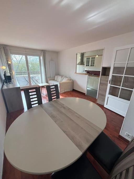F3 Avec Balcon 5 Min Gare Sqy Et Parking Gratuit Appartement Guyancourt Buitenkant foto