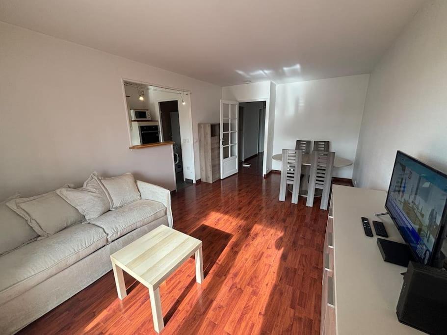 F3 Avec Balcon 5 Min Gare Sqy Et Parking Gratuit Appartement Guyancourt Buitenkant foto